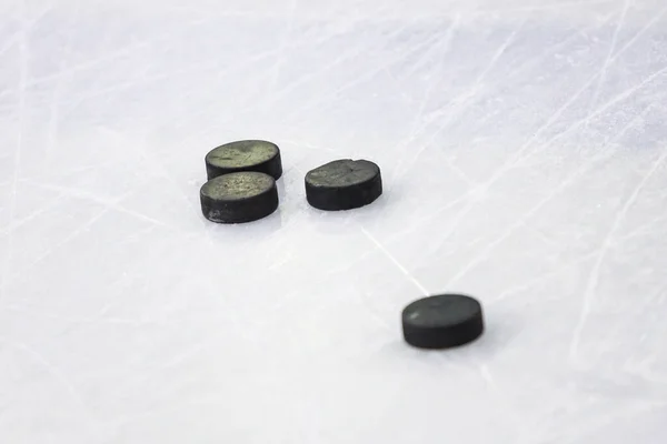 Mehrere Schwarze Eishockey Pucks Liegen Auf Dem Eis Foto Aus — Stockfoto