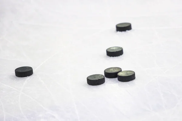 Meerdere Zwarte Ijshockeypucks Ijsbaan Foto Genomen Arena Tijdens Training Stockfoto