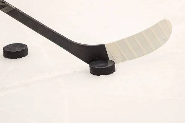 Ijshockeystick Met Zwarte Hockeypuck Buurt Van Ijsdetails Foto Genomen Opwarming Rechtenvrije Stockfoto's