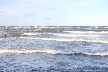 Birçok dalganın oluştuğu Baltık deniz manzarası. Fotoğraf bulutlu bir günde Pavilosta 'da çekildi..