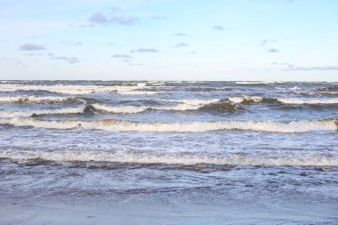 Birçok dalganın oluştuğu Baltık deniz manzarası. Fotoğraf bulutlu bir günde Pavilosta 'da çekildi..