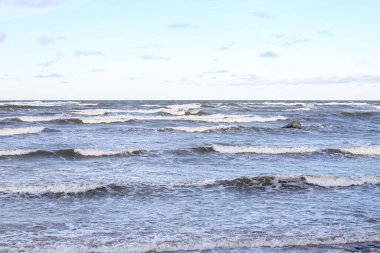 Birçok dalganın oluştuğu Baltık deniz manzarası. Fotoğraf bulutlu bir günde Pavilosta 'da çekildi..