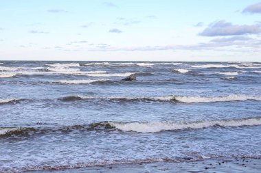 Birçok dalganın oluştuğu Baltık deniz manzarası. Fotoğraf bulutlu bir günde Pavilosta 'da çekildi..