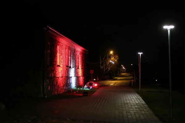 Caddenin Yanındaki Eski Tuğladan Kırmızı Beyaz Letonya Bayrak Işıklarıyla Süslenmiş — Stok fotoğraf