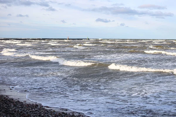 Widok Wybrzeże Bałtyku Falami Zachmurzoną Pogodą Zdjęcie Zrobione Małym Nadmorskim — Zdjęcie stockowe