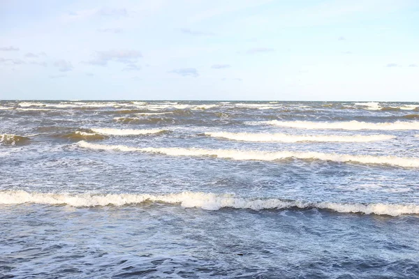 Vistas Mar Báltico Con Muchas Olas Formándose Foto Tomada Pavilosta — Foto de Stock