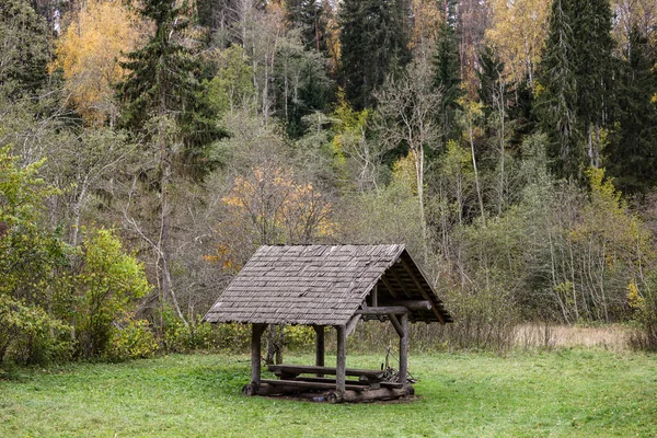 Wood Construction Picnic Table Roof Photo Taken Warm Overcast Autumn — Stock Photo, Image