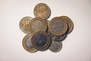 Beyaz arka planda Türk Liraları, izole.