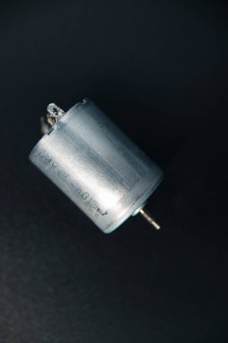 İzole edilmiş siyah arkaplanda elektrik motoru.