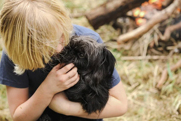 Rubio Chico Acurrucado Negro Bruselas Griffon Cachorro Cerca —  Fotos de Stock