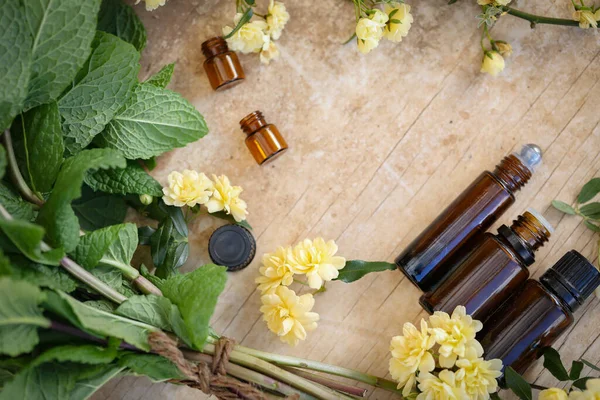 Wellness Imagen Plana Con Botellas Aceite Esencial Vacías Flores Frescas — Foto de Stock