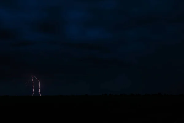 2021年春季澳大利亚维多利亚州中部拉尼娜飓风开始时的闪电袭击 — 图库照片