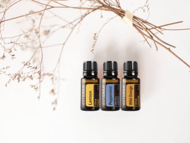 Mudgee, New South Wales Australia - 16 Eylül 2020: Doterra Lemon, Peppermint ve Wild Orange esaslı yağlar
