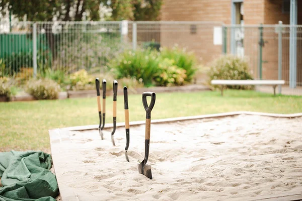 Kinderschaufeln Reihen Sich Sandkasten Des Kindergartens — Stockfoto