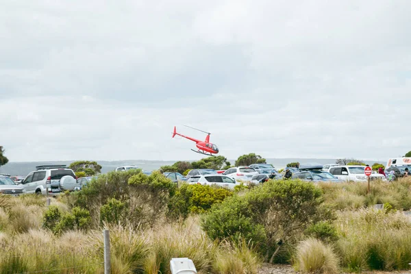 Port Campbell, Victoria Avustralya - 11 Aralık 2021 - Okyanus yolundaki 12 Havarinin turizm merkezindeki otoparktan kalkan sahne uçuş helikopteri