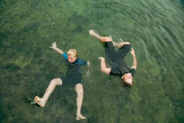 Vista Superior Los Niños Nadando Aguas Azules Claras Agujero Bogey — Foto de Stock