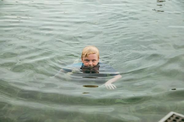 Niño Rubio Nadando Con Cabeza Justo Encima Del Agua Piscina — Foto de Stock