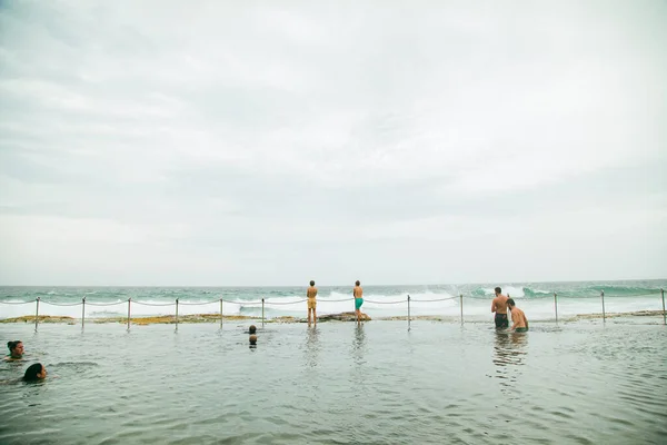 Gente Nadando Agujero Bogey Newcastle Nsw Día Nublado Con Surf — Foto de Stock