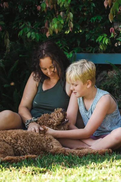 Madre Hijo Sentados Hierba Con Dos Perros Groodle —  Fotos de Stock