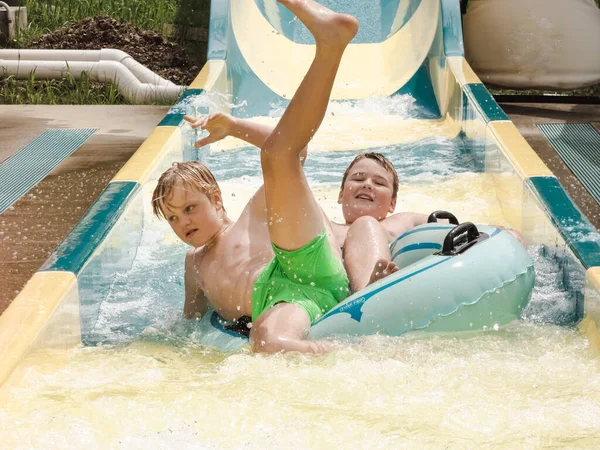 Niños Que Divierten Montando Toboganes Acuáticos Vacaciones Verano Coffs Harbour — Foto de Stock