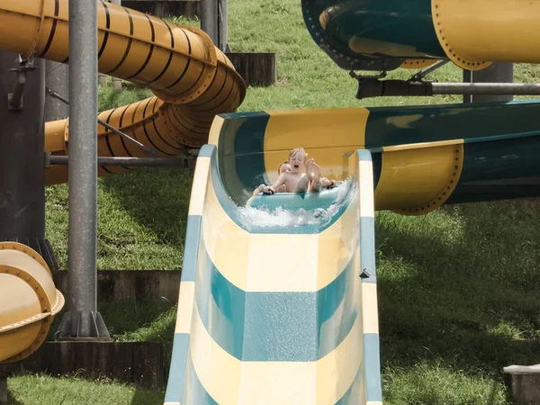 Niños Que Divierten Montando Toboganes Acuáticos Vacaciones Verano Coffs Harbour — Foto de Stock