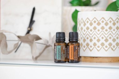 Sydney, NSW Avustralya - 3 Mart 2022 - Doterra 'nın temel yağlarının resimsel görüntüsü sergilenmekte