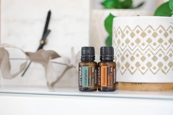 Sydney, NSW Avustralya - 3 Mart 2022 - Doterra 'nın temel yağlarının resimsel görüntüsü sergilenmekte