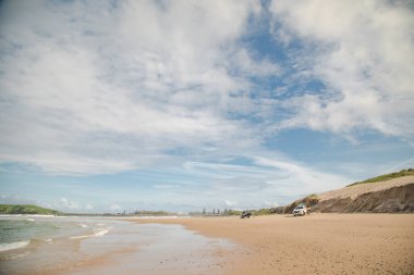 Coffs Harbour, NSW Avustralya - 17 Mart 2022: Bir yaz günü uzakta Muttonbird Adası ile Park Sahili