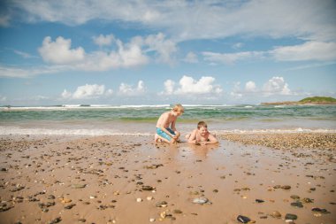 Çocuklar yaz günü plajda oynuyorlar. Coffs Harbour, Avustralya