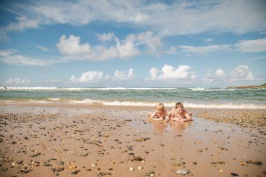 Çocuklar yaz günü plajda oynuyorlar. Coffs Harbour, Avustralya