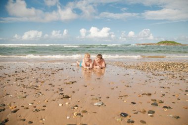 Çocuklar yaz günü plajda oynuyorlar. Coffs Harbour, Avustralya