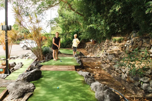 Çocuklar büyük muz eğlence parkında mini golf oynuyorlar, Coffs Harbour NSW Avustralya