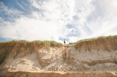 Çocuklar kumsalda oynuyorlar, Coffs Harbour Australia