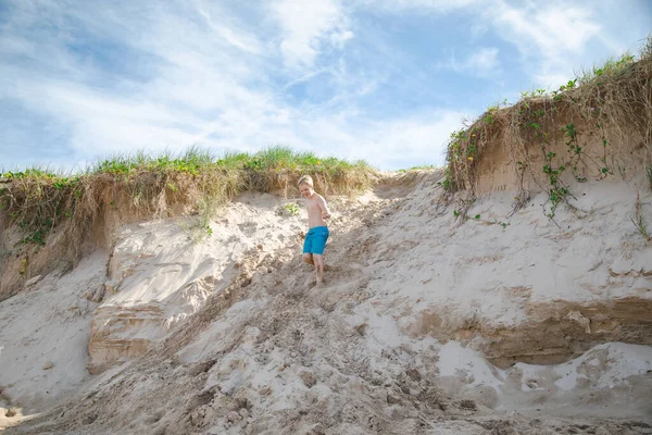 Crianças Brincando Nas Dunas Areia Praia Coffs Harbour Australia — Fotografia de Stock