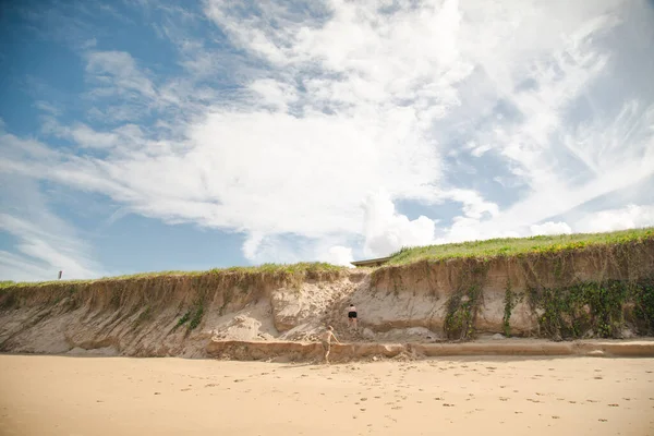 Діти Які Грають Піщаних Дюнах Пляжі Коффс Харборі Австралія — стокове фото