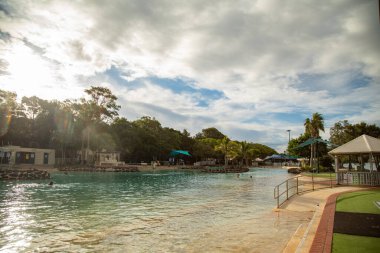 Çocuklar Redcliffe, Queensland Avustralya 'daki Yerleşim Koyu Gölünde yüzüyorlar.