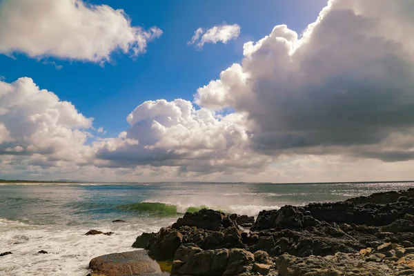 NSW Avustralya 'daki Forster' daki Bennett 'ların sahil manzarası.