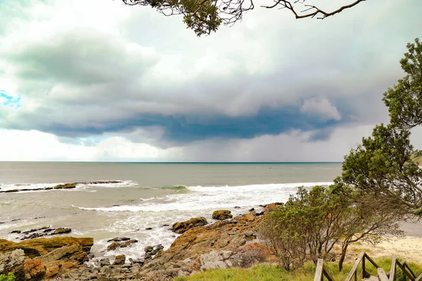Kiezelstrand Bij Forster Nsw Australië Met Onweerswolken Afstand — Stockfoto