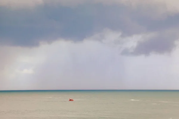 Kis Piros Halászhajó Öbölben Erős Sötét Viharfelhők Alatt Forster Nsw — Stock Fotó
