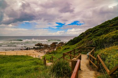 Forster, NSW 'deki One Mile Plajı' na giden merdiven girişi.