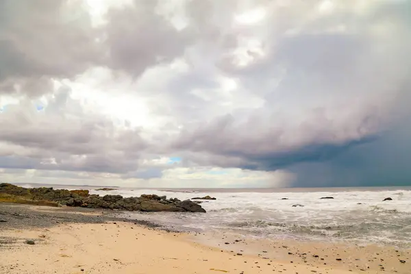 Pebbly Beach Forster Ausztrália Viharfelhőkkel Távolban — Stock Fotó