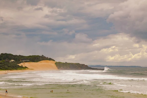 Ihmiset Nauttivat Syyspäivästä One Mile Beachillä Forsterissa Nsw Australiassa — kuvapankkivalokuva