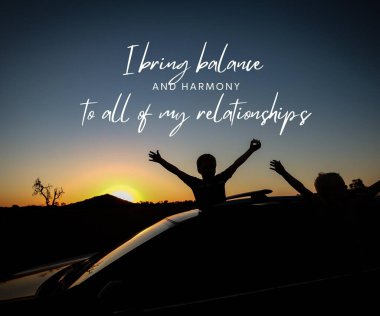 Kolları havada insanların siluetinin yer aldığı günlük tasdik alıntısı.