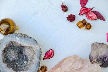 Kehribar esaslı yağlı rulo ve ametist jeot, kuvars ve kristalli örnek dramlardan oluşan düz uzanmış resim