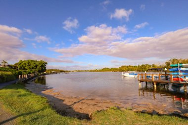 Forster NSW Avustralya - 13 Nisan 2022: Marinada sabahın erken saatlerinde sakin bir gün doğumu