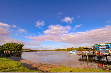 Forster NSW Avustralya - 13 Nisan 2022: Marinada sabahın erken saatlerinde sakin bir gün doğumu