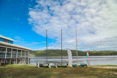 Smith Gölü, NSW Avustralya - 29 Nisan 2022: Parlak gökkuşağı yelkenli yelkenli