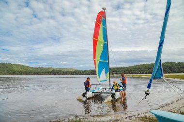 Smith Gölü, NSW Avustralya - 29 Nisan 2022: Parlak gökkuşağı yelkenli yelkenli