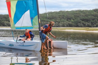 Smith Gölü, NSW Avustralya - 29 Nisan 2022: Parlak gökkuşağı yelkenli yelkenli