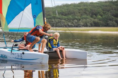 Smith Gölü, NSW Avustralya - 29 Nisan 2022: Parlak gökkuşağı yelkenli yelkenli